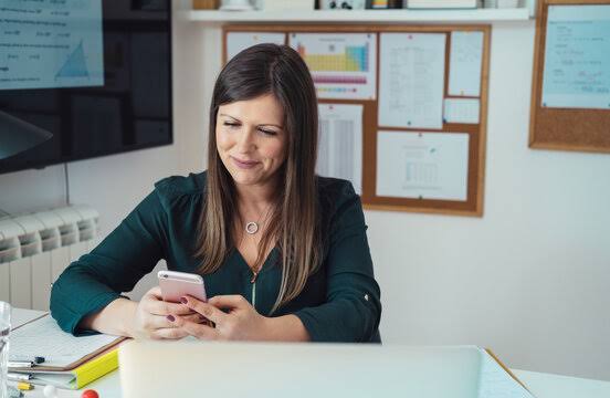 Lehrkraft nutzt Malu am Smartphone im Schulalltag